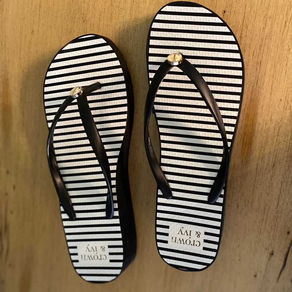 Crown & Ivy black and white wedge flip flops 8.5-9
